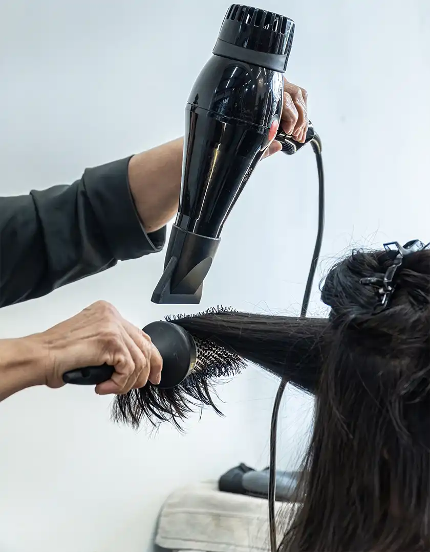 Haare werden geföhnt